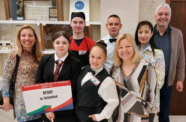Учениците на ПГЛПТ с великолепно представяне в Националното състезание по професии в сферата на туризма / Новини от Казанлък