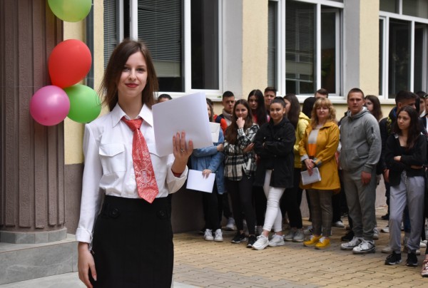 ПГЛПТ награди заслужили ученици навръх празника на училището / Новини от Казанлък