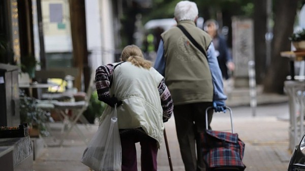 Изтръгнаха чанта от ръцете на пенсионерка на улицата в Казанлък / Новини от Казанлък