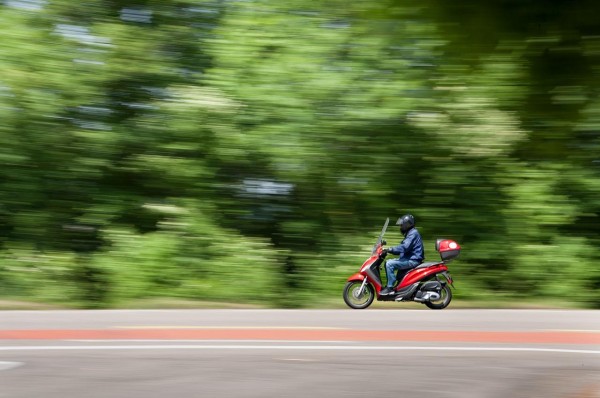 Спипаха 62-годишен да кара нерегистриран мотопед в града / Новини от Казанлък