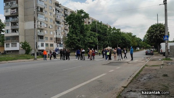 За спешни промени в законодателството, апелираха хората в Казанлък, събрали се на протест срещу войната по пътищата / Новини от Казанлък