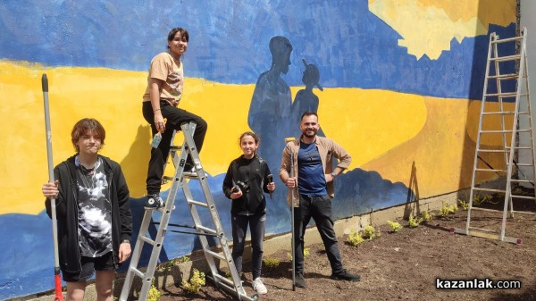 Ученици изрисуваха голяма стена, която ще допълва новия музей “Ахинора“ / Новини от Казанлък