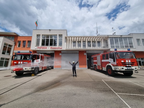 Казанлъшките пожарникари изпратиха в заслужена почивка своя колега - младши инспектор Евгени Турлаков / Новини от Казанлък