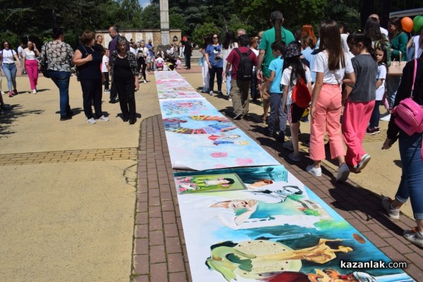 Близо 200 млади художници се включиха в създаването на най-дългата рисунка на Казанлък  / Новини от Казанлък