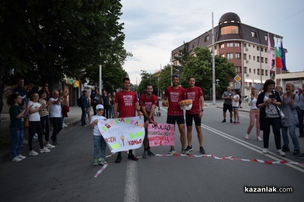 Четирмата бегачи впуснали се в 650-километрово приключение финишираха в Казанлък / Новини от Казанлък