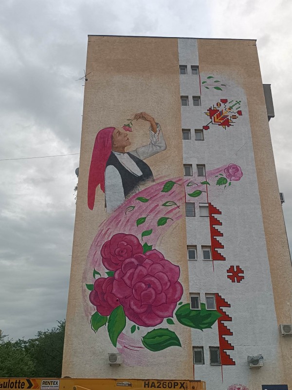Шевици и рози красят фасадата на осем етажен блок в Казанлък / Новини от Казанлък