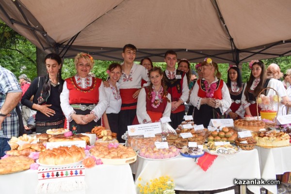 Разнообразие от традиционни ястия показаха местните читалища в  „Хлябът на българина“  / Новини от Казанлък