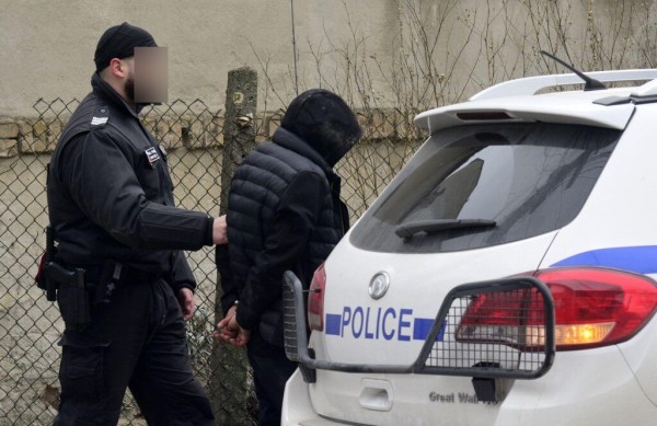 Задържаха 7 души при специализирана акция на полицията в областта  / Новини от Казанлък