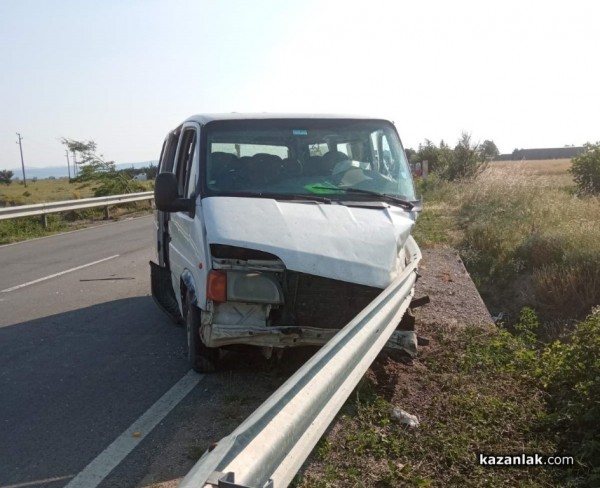 Бус, джип и учебна кола катастрофираха край Мъглиж / Новини от Казанлък