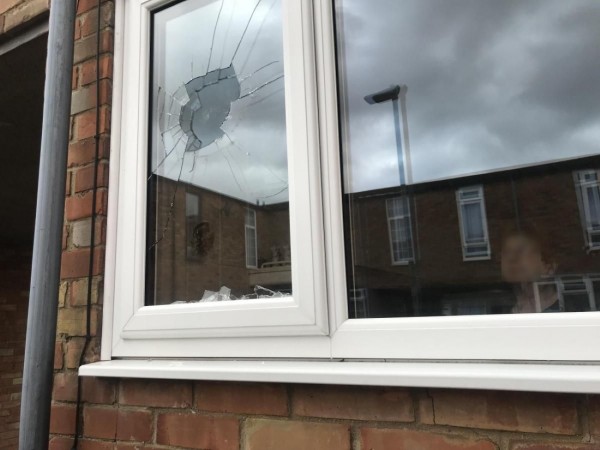 Неизвестни разбиха прозорец на апартамент в Казанлък / Новини от Казанлък