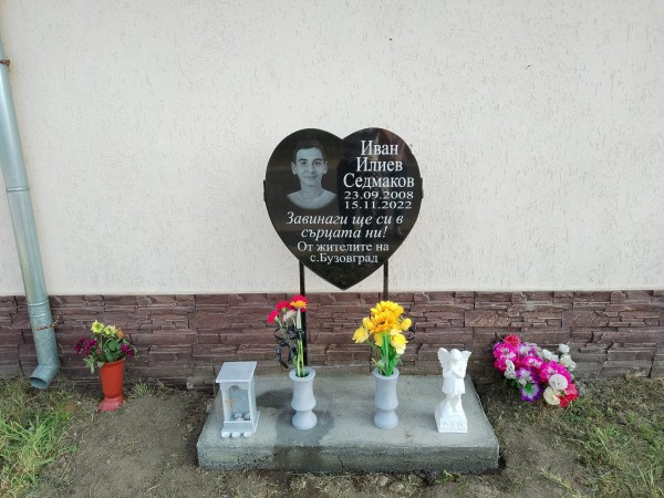 Поставиха паметна плоча на 14-годишния Ванко, убит от пиян шофьор / Новини от Казанлък