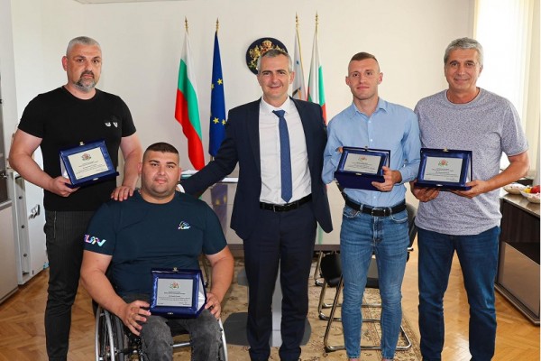 Спортният министър награди казанлъшки спортисти / Новини от Казанлък