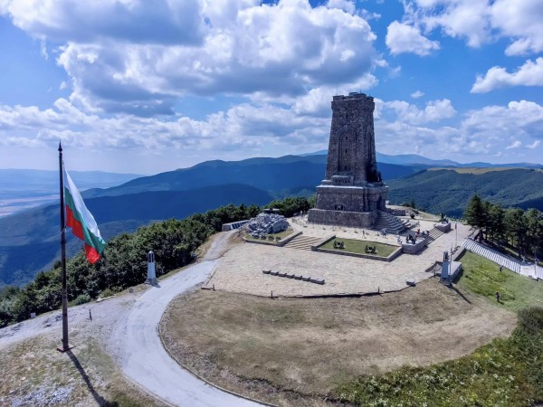 Възстановиха 22-а метровия пилон с националния флаг на Република България на връх Шипка / Новини от Казанлък