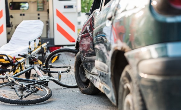 Велосипедист се размина със спукана бедрена кост след пътен инцидент на ул.“Кенали“  / Новини от Казанлък