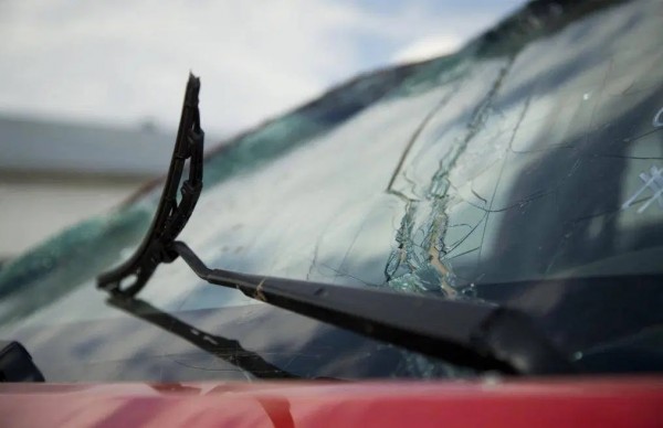 52-годишен потроши чистачките и огледалото на паркиран автомобил / Новини от Казанлък