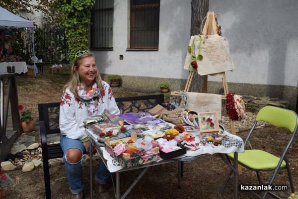 Творци и занаятчии се събраха в двора на музей “Чудомир“ за четвъртото издание на “Изкуството като хоби и вдъхновение“ / Новини от Казанлък