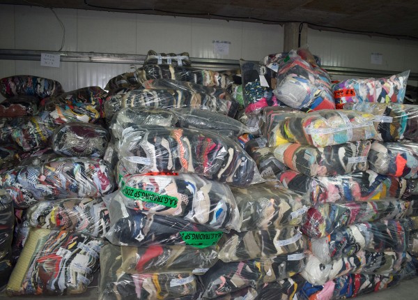 Задигнаха 20 чувала с дрехи втора употреба от склад в Казанлък / Новини от Казанлък