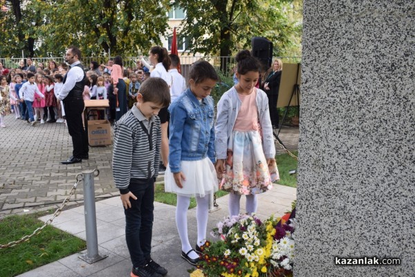 Кирковци отдадоха почит на своя патрон с тържество и поднасяне на цветя / Новини от Казанлък