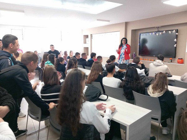 Експерти от РЗИ-Стара Загора с открити лекции в ПГЛПТ / Новини от Казанлък