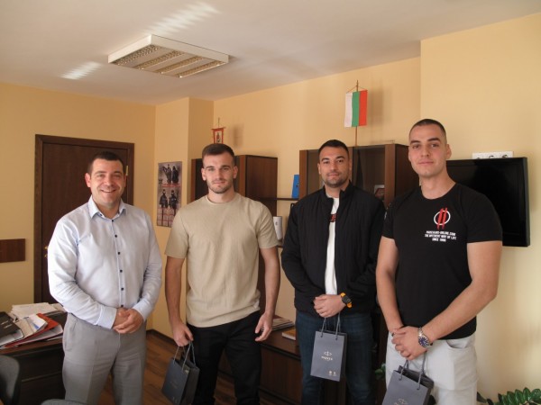 Трима курсанти, завършили факултет „Полиция“ при Академията на МВР започнаха работа в ОДМВР-Стара Загора / Новини от Казанлък