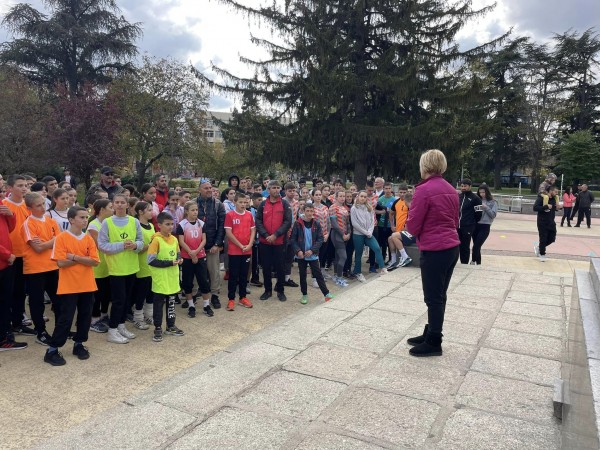 Близо 200 деца от общината се включиха в тазгодишното щафетно състезание в парк “Розариум“ / Новини от Казанлък
