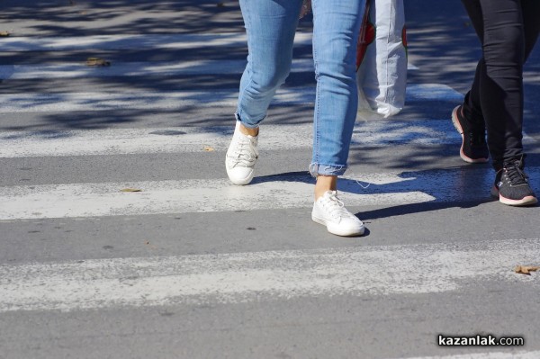 42-годишна жена е с фрактура на рамо след като беше блъсната на пешеходна пътека в Казанлък  / Новини от Казанлък