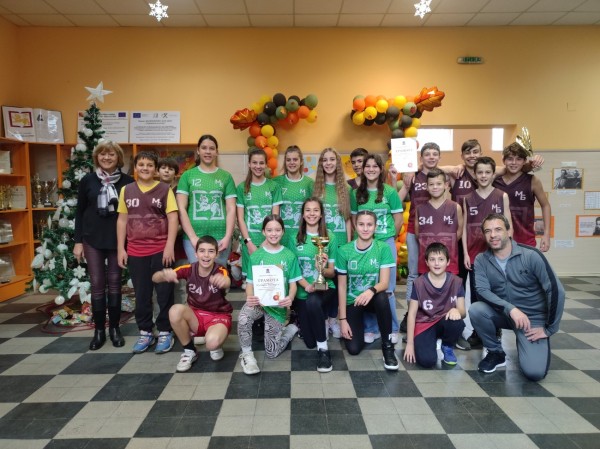 Момичета и момчета от ОУ “Мати Болгария“, възрастова група 5-7 клас, заеха призови места в Общинското първенство по баскетбол / Новини от Казанлък