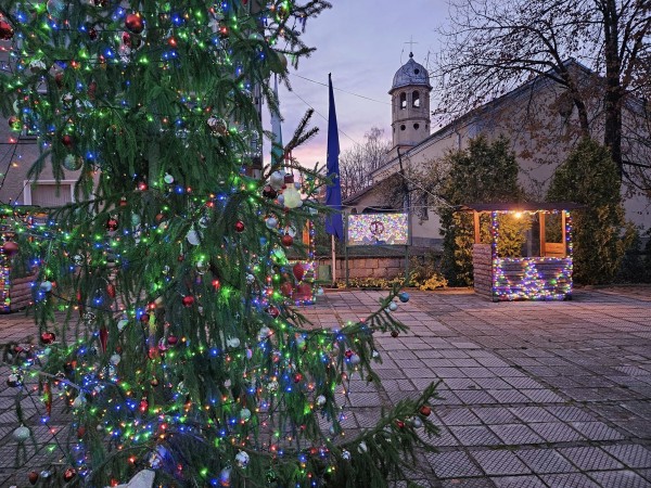 Коледната елха грейна в село Розово / Новини от Казанлък