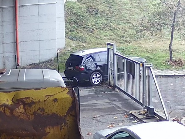 Мъж избяга с автомобила си през оградата на наказателния паркинг в Казанлък / Видео / Новини от Казанлък