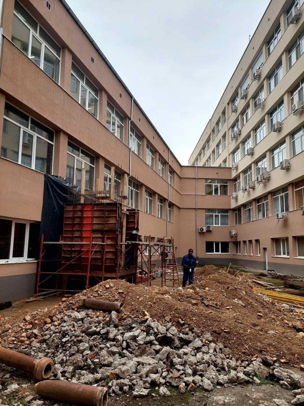 В ДКЦ Районна Поликлиника Казанлък започна строежа на втори асансьор / Новини от Казанлък