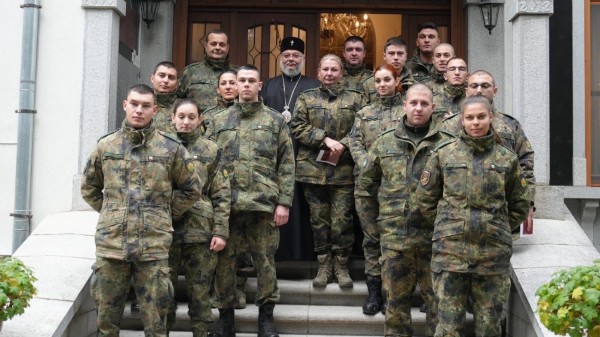 Митрополит Киприан проведе беседа с новите лейтенанти от Сухопътните войски / Новини от Казанлък