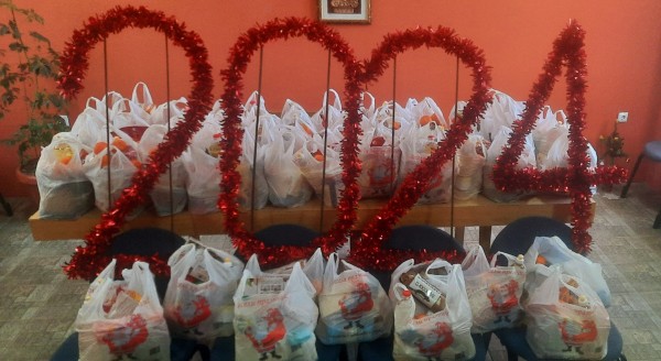50 пакета с хранителни продукти бяха раздадени на възрастни и самотно живеещи хора в град Шипка / Новини от Казанлък
