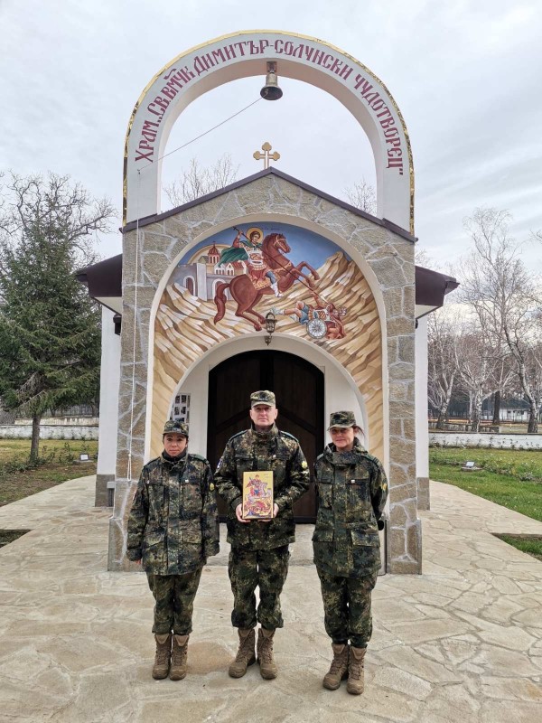 Военни завърнали се от мисия, дариха икони на параклисите в Казанлък и Карлово / Новини от Казанлък
