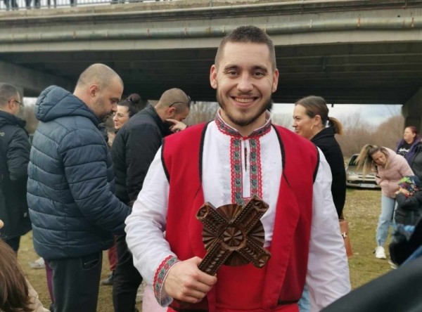 В Бузовград 22–годишният Пламен Ганчев  хвана богоявленския кръст / Новини от Казанлък