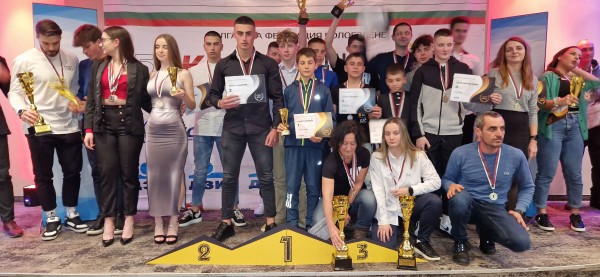 Състезателите от Казанлък обраха наградите на колоездачната федерация / Новини от Казанлък