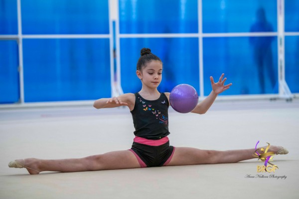 Сред силна конкуренция казанлъшките гимнастички се качват към върха / Новини от Казанлък