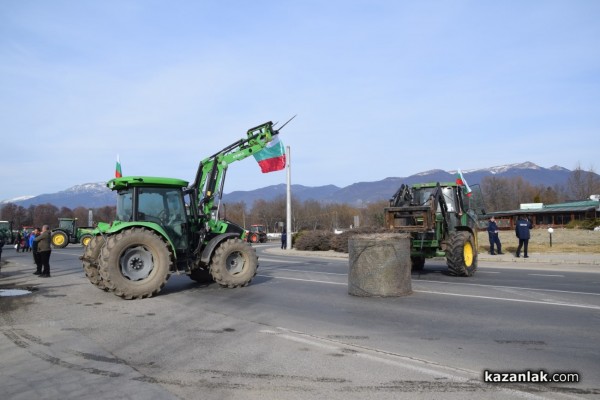 Протест на земеделски производители и животновъди от областта затвори Подбалканския път край село Дунавци  / Новини от Казанлък