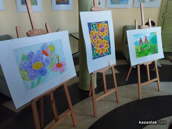 Изложба с творби на възпитаници от ателие „Пъстроцвет“ бе открита в библиотека “Искра“  / Новини от Казанлък