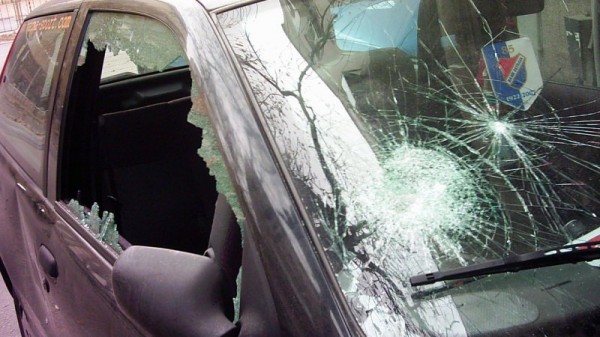След скандал, мъж изпочупи стъклата на къщата и колата на свой роднина / Новини от Казанлък