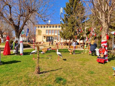 Енина посреща 1 март с празнична украса в центъра на селото  / Новини от Казанлък