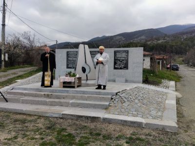 Осветиха военният паметник в село Ясеново / Новини от Казанлък