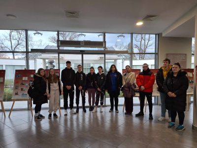 Ученици от ПГЛПТ посетиха изложбата „Жените в историята на академичната наука в България“ / Новини от Казанлък