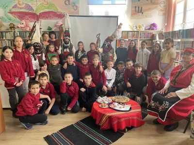 Деца и ученици пресъздадоха традициите и обичаите за празника Сирни заговезни / Новини от Казанлък