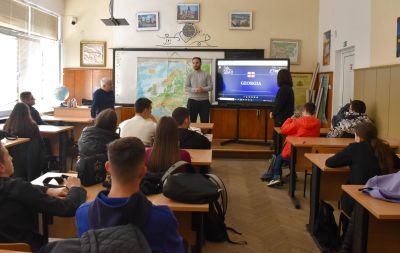 Грузинският доброволец Омари гостува в ПГЛПТ и представи страната си в час по география / Новини от Казанлък
