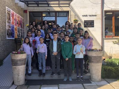 Децата от ОУ “Св. Паисий Хилендарски“ отдадоха почит към Чудомир / Новини от Казанлък