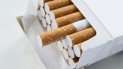 Собственик на магазин доброволно предаде 23 кутии с цигари, след като го хванаха да продава без разрешително / Новини от Казанлък