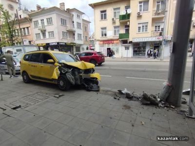 Такси се заби на сантиметри от автобусна спирка в центъра на Казанлък  / Новини от Казанлък