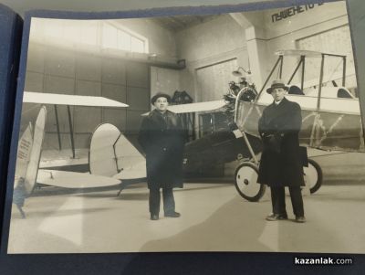 Албуми с интересен снимков материал за самолетостроенето в Казанлък бяха дарени на Музея на фотографията  / Новини от Казанлък