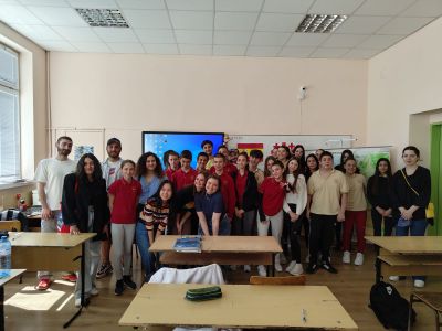 Младежи и доброволци представят в казанлъшките училища Екологията като начин на живот в различните държави  / Новини от Казанлък
