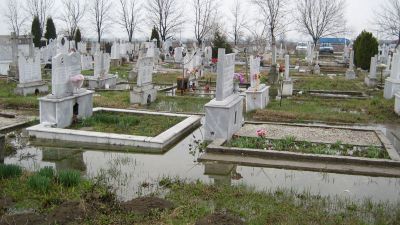 Вандали оскверниха паметници на казанлъшките гробища / Новини от Казанлък